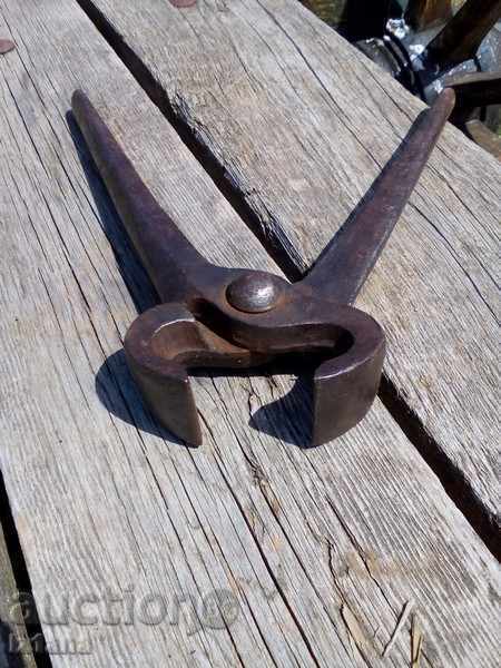 Delivery of Ancient horse pliers Delivery of Ancient horse pliers