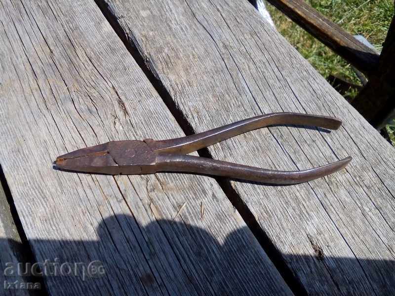 Old pliers with price 5.00 BGN | € 2.56 Old pliers with price 5.00 BGN | € 2.56