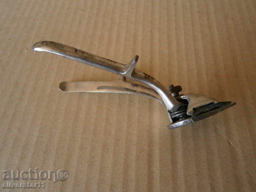 Auction an old primitive clipper Auction an old primitive clipper