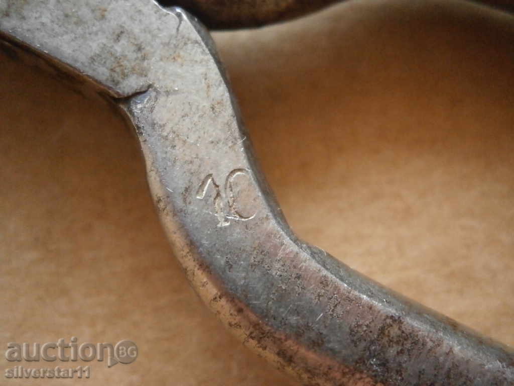 Auction  An old hair mask