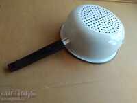 strecurătoare veche emailată, vas cu email timpuriu social NRB