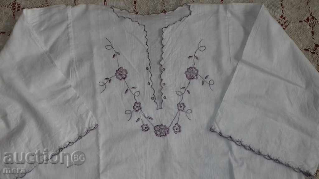 Къса риза с бродерия от национална носия с цена 40.00 лв. | € 20.45 Къса риза с бродерия от национална носия с цена 40.00 лв. | € 20.45