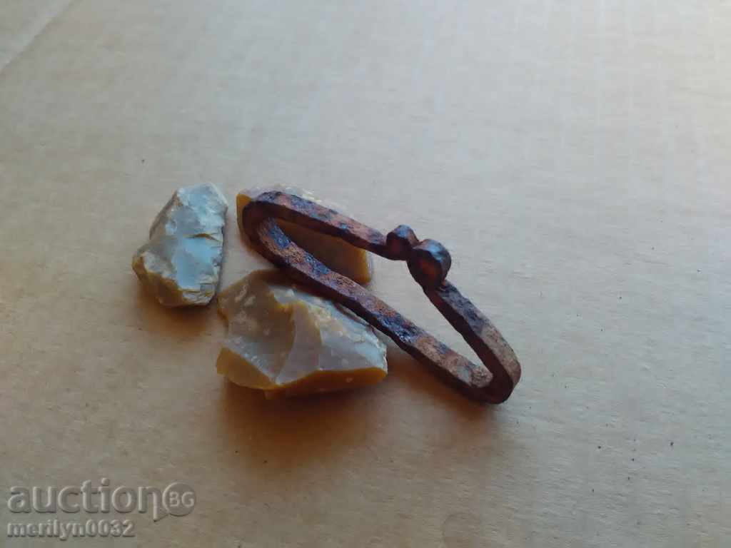 Steaua Cakmak cu cremene iască, sticlos cu preț 65.00 BGN | € 33.23 Steaua Cakmak cu cremene iască, sticlos cu preț 65.00 BGN | € 33.23