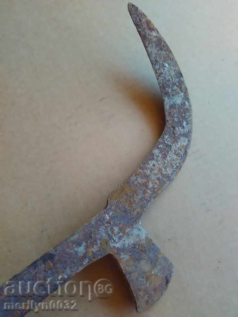 Auction An old tool, an instrument, a hand forged cutter, a chopper, a machete Auction An old tool, an instrument, a hand forged cutter, a chopper, a machete