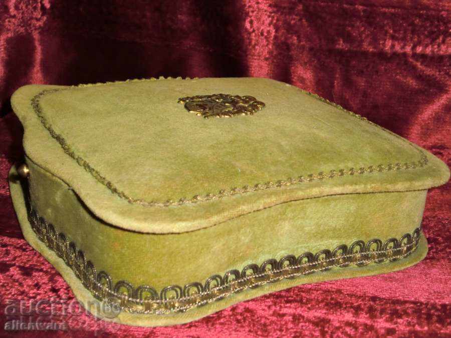 Κοσμήματα κουτί με τιμή 50.00 BGN | € 25.56 Κοσμήματα κουτί με τιμή 50.00 BGN | € 25.56