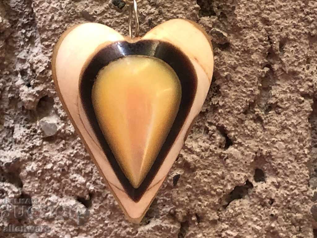 Delivery of Silver necklace with a heart medallion of multicolored mother of pearl Delivery of Silver necklace with a heart medallion of multicolored mother of pearl