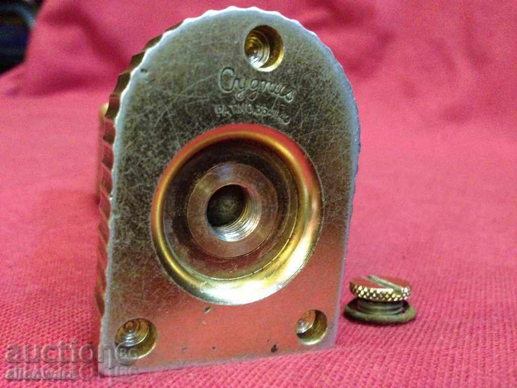 Delivery of Massive table lighter BRIDGESTONE-BENZIN 10,5 cm high. Delivery of Massive table lighter BRIDGESTONE-BENZIN 10,5 cm high.