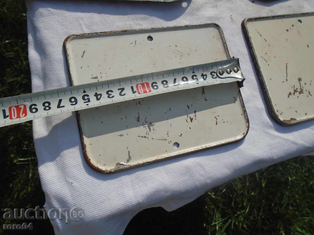 Παράδοση Παλιά μεταλλικό φύλλο καλύπτει από Ρώσους τζιπ και άλλοι.