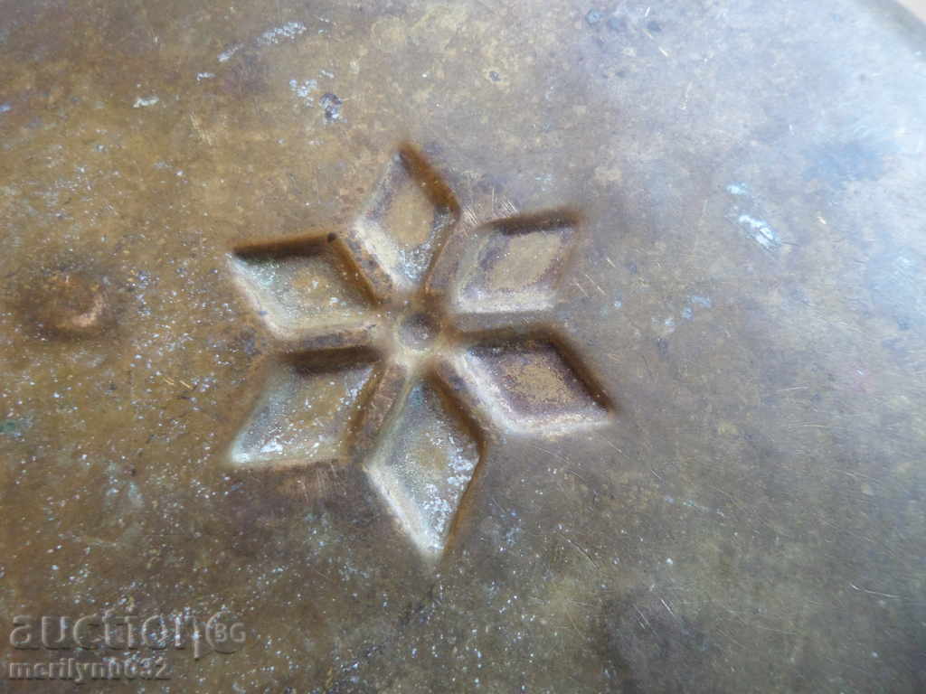 Old brass tray for bath, hammam, baker, brass vessel with price 43.00 BGN | € 21.99 Old brass tray for bath, hammam, baker, brass vessel with price 43.00 BGN | € 21.99