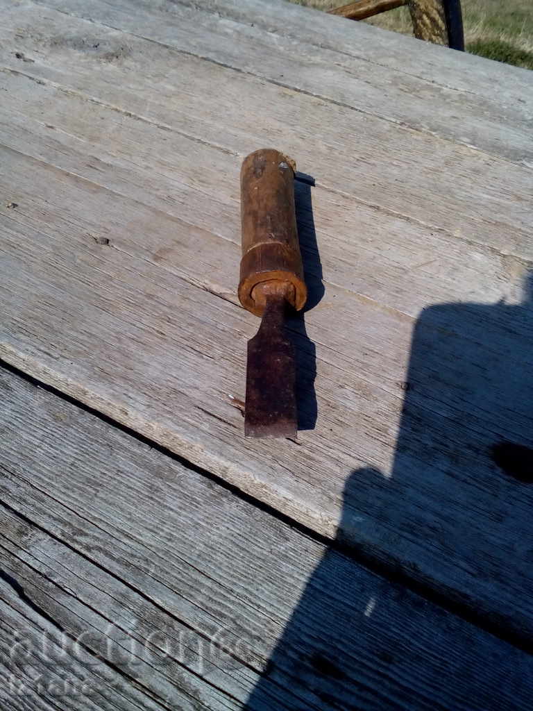 Delivery of An old carving chisel Delivery of An old carving chisel