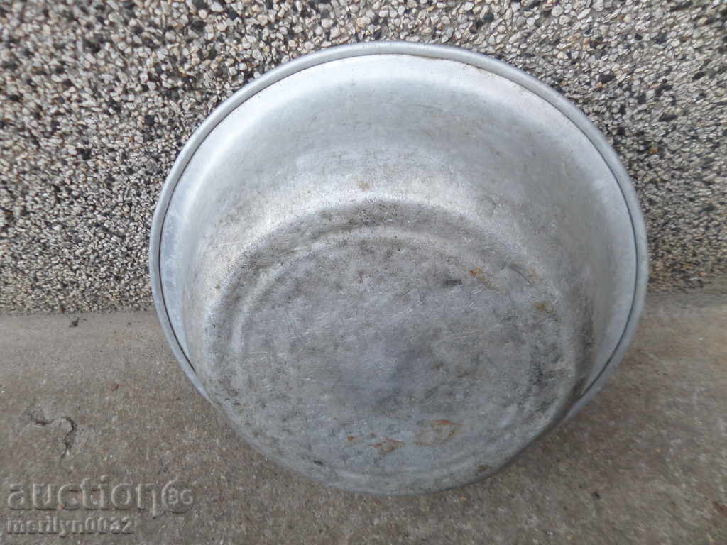 Delivery of Old aluminum bowl bowl