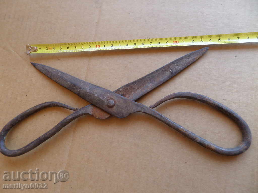 Auction  Old scissor scissors, wrought iron