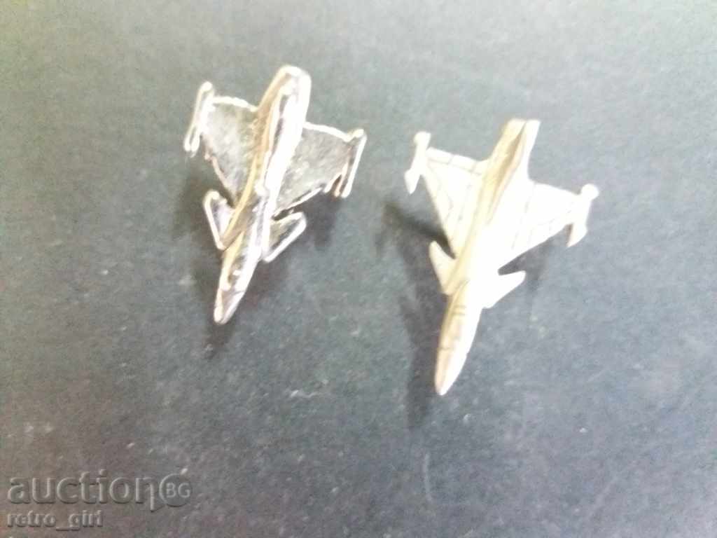 Продавам 2бр.военни значки. с цена 6.90 лв. | € 3.53 Продавам 2бр.военни значки. с цена 6.90 лв. | € 3.53