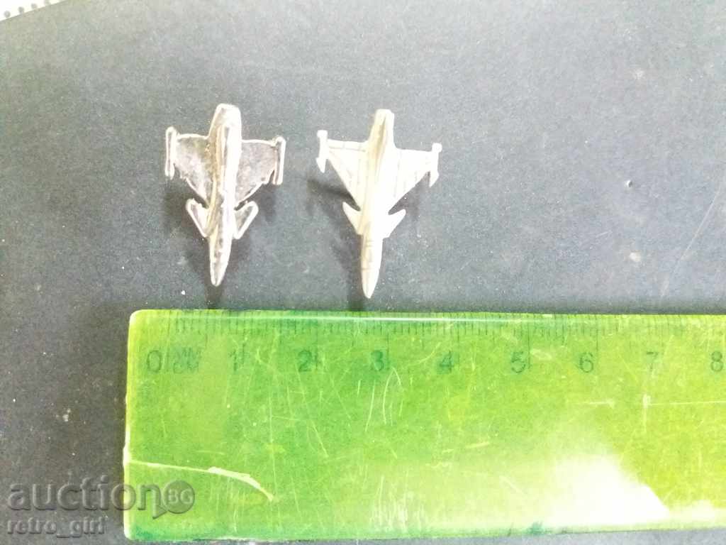 Аукцион Продавам 2бр.военни значки. Аукцион Продавам 2бр.военни значки.