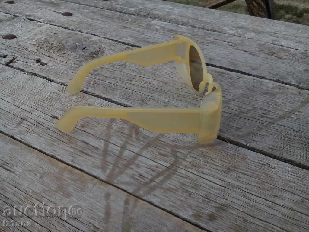 Old Women's Sunglasses with price 20.00 BGN | € 10.23 Old Women's Sunglasses with price 20.00 BGN | € 10.23