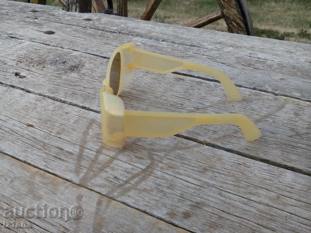 Delivery of Old Women's Sunglasses Delivery of Old Women's Sunglasses