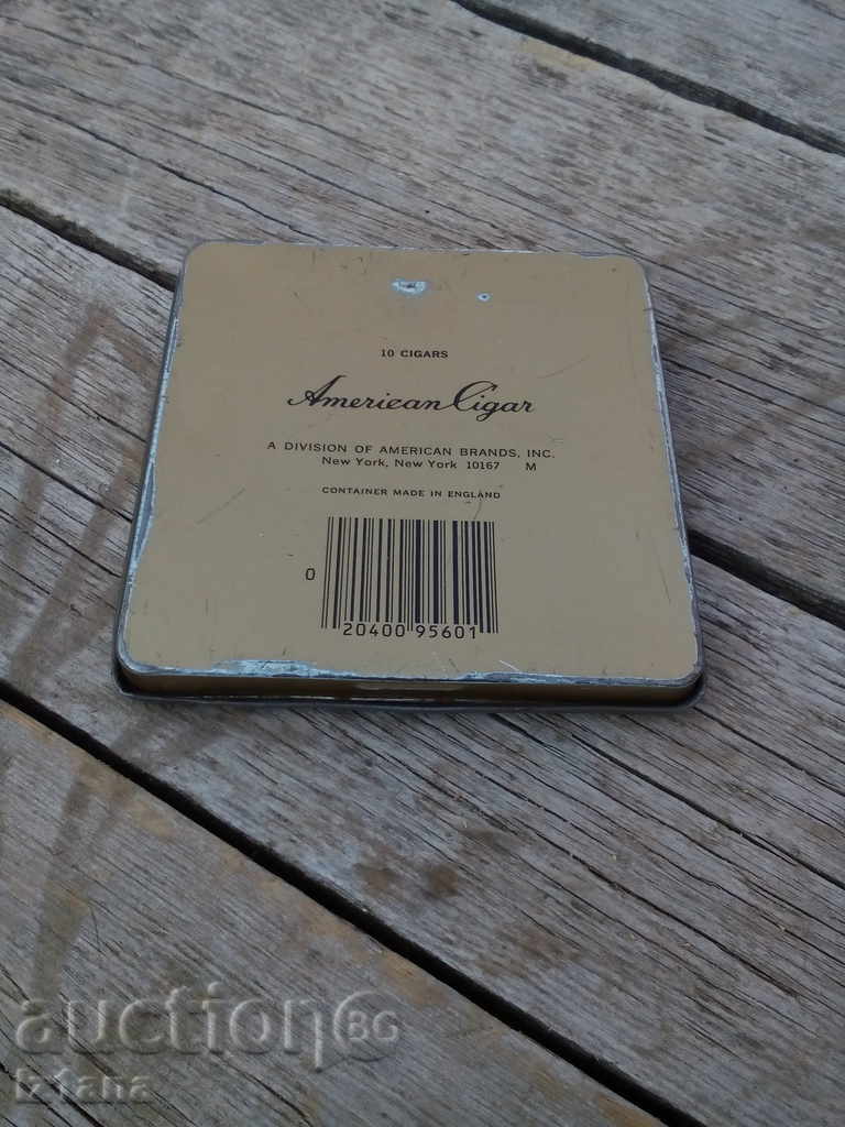 Παράδοση μια μεταλλική θήκη τσιγάρο