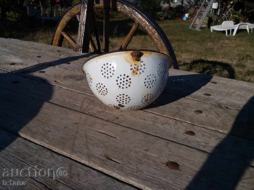 Enamelled colander with price 14.00 BGN | € 7.16 Enamelled colander with price 14.00 BGN | € 7.16