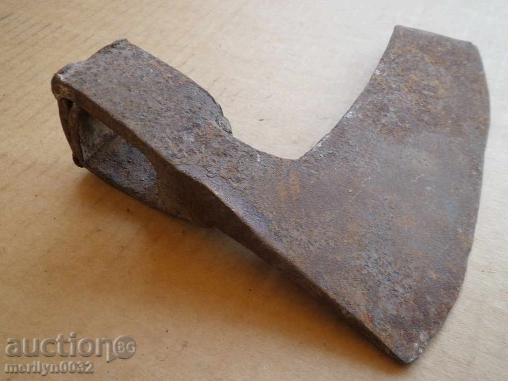 Auction  Old ax, curved toothed saber hat without gland