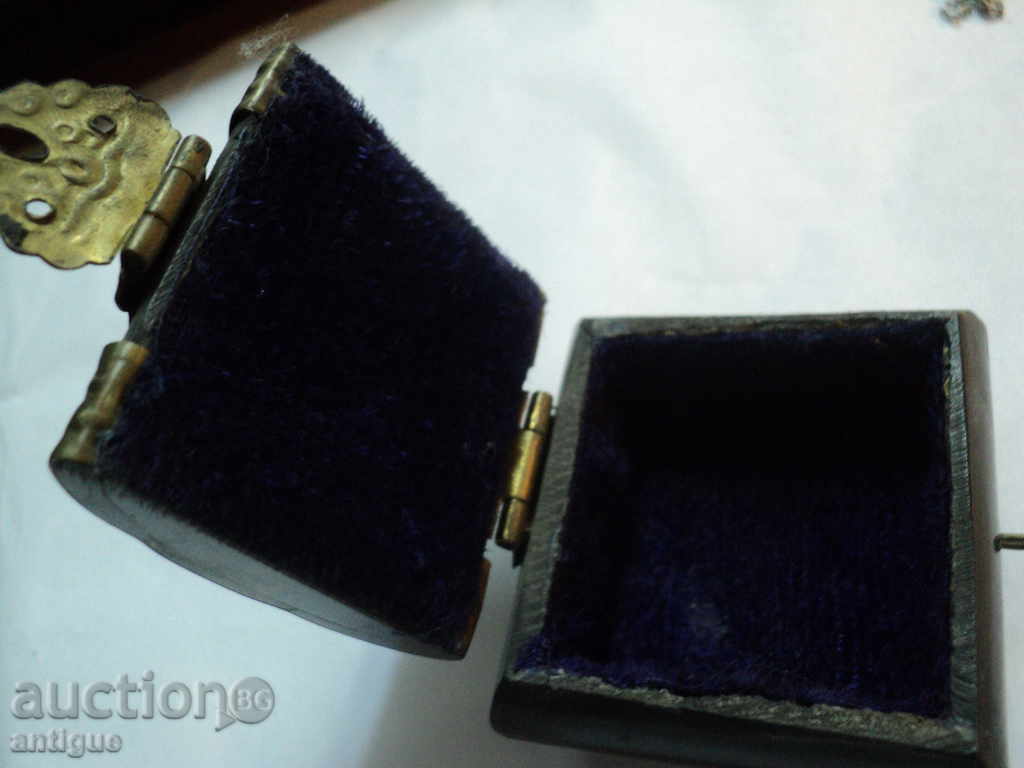 Δημοπρασία OLD ΚΟΥΤΙ ΓΙΑ ΚΟΣΜΗΜΑΤΑ. Δημοπρασία OLD ΚΟΥΤΙ ΓΙΑ ΚΟΣΜΗΜΑΤΑ.