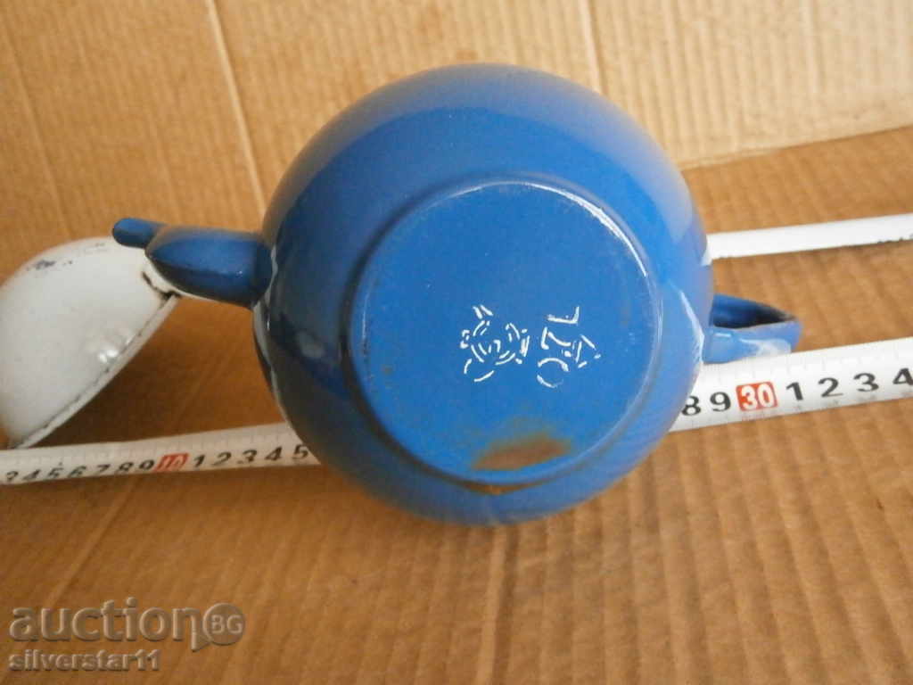 An old enameled ladle and teapot lot set - 5 An old enameled ladle and teapot lot set - 5