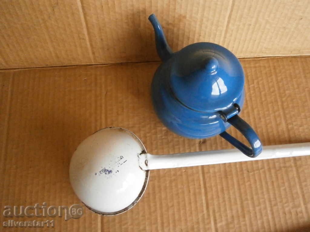 An old enameled ladle and teapot lot set - 6 An old enameled ladle and teapot lot set - 6