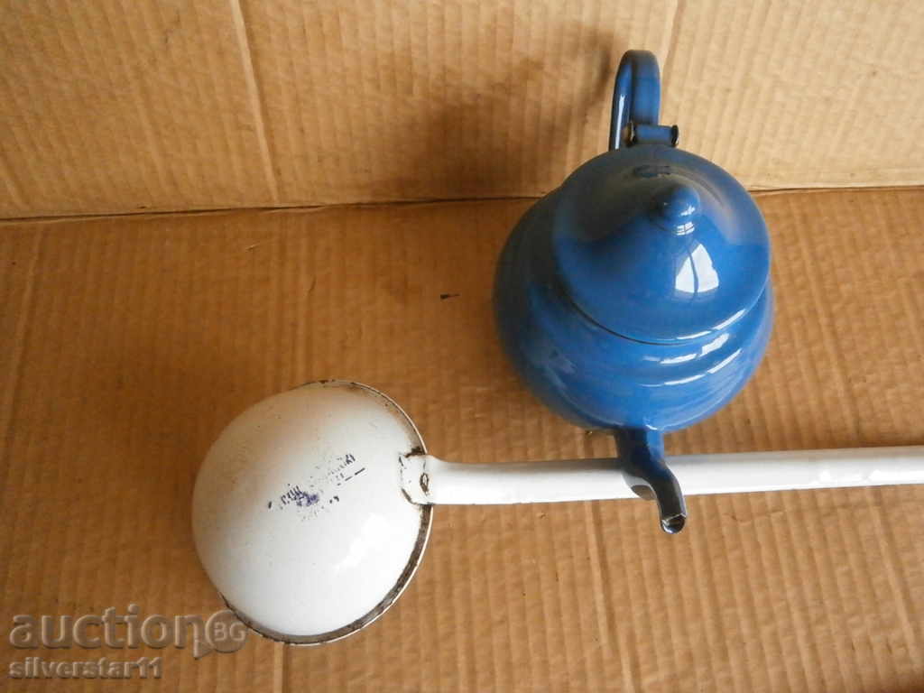 An old enameled ladle and teapot lot set - 7 An old enameled ladle and teapot lot set - 7