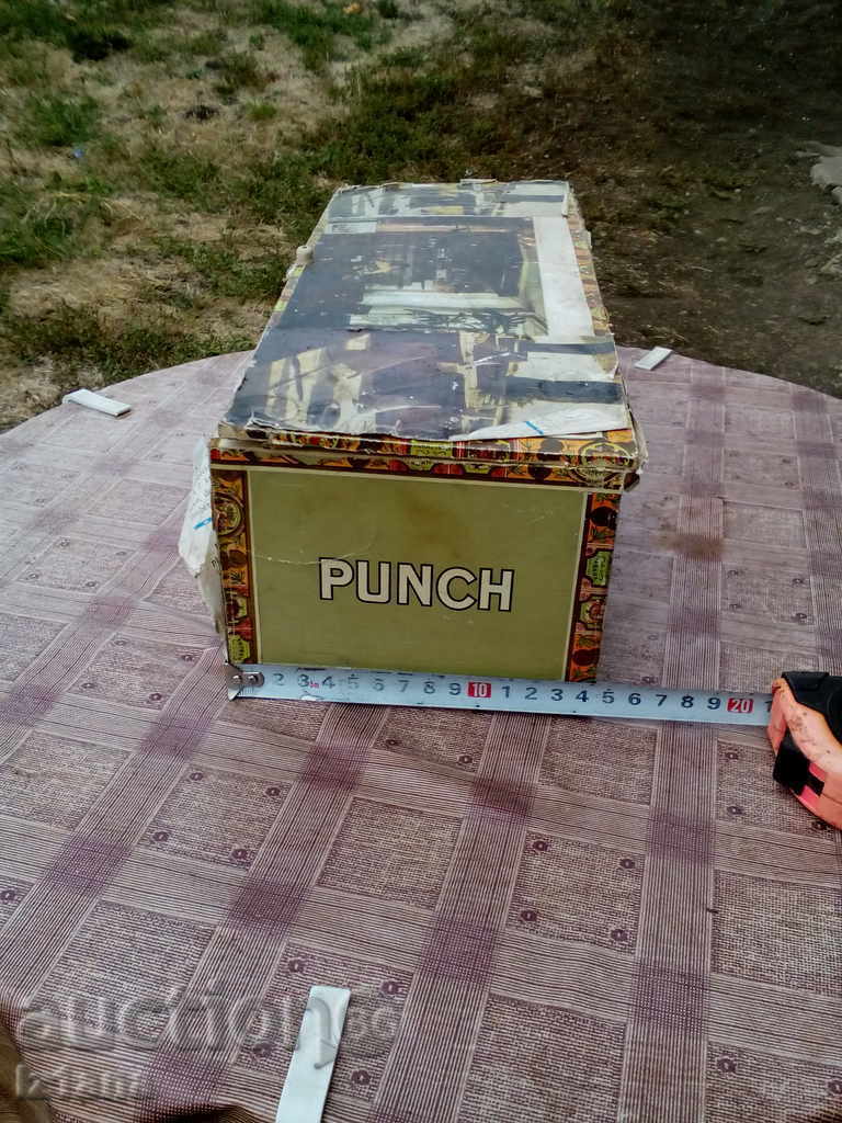 Delivery of An old box of Cuban cigars Delivery of An old box of Cuban cigars