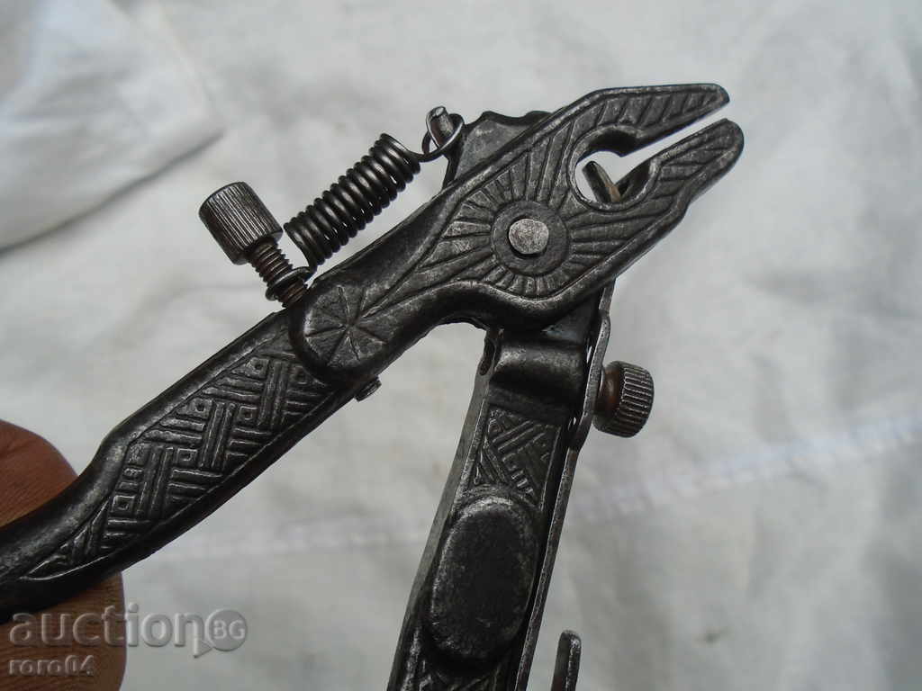 Auction UNIQUE OLD CHAPRAZ PLIERS Auction UNIQUE OLD CHAPRAZ PLIERS