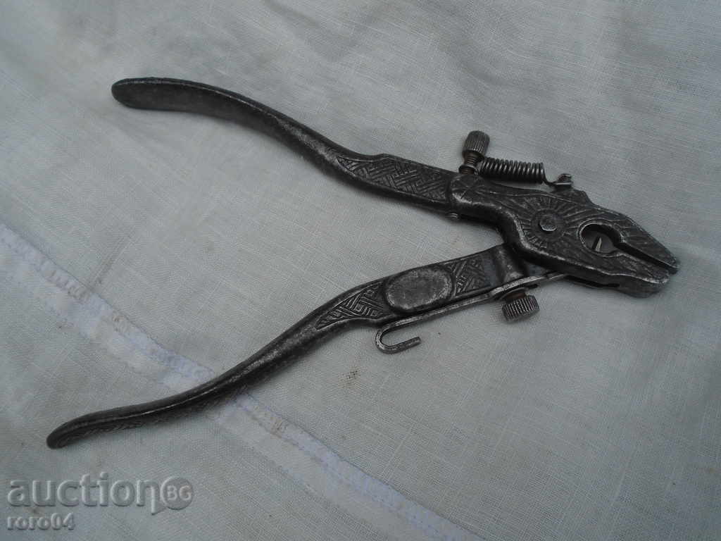UNIQUE OLD CHAPRAZ PLIERS