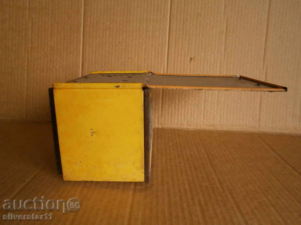 an old sheet metal toy lot - 6 an old sheet metal toy lot - 6