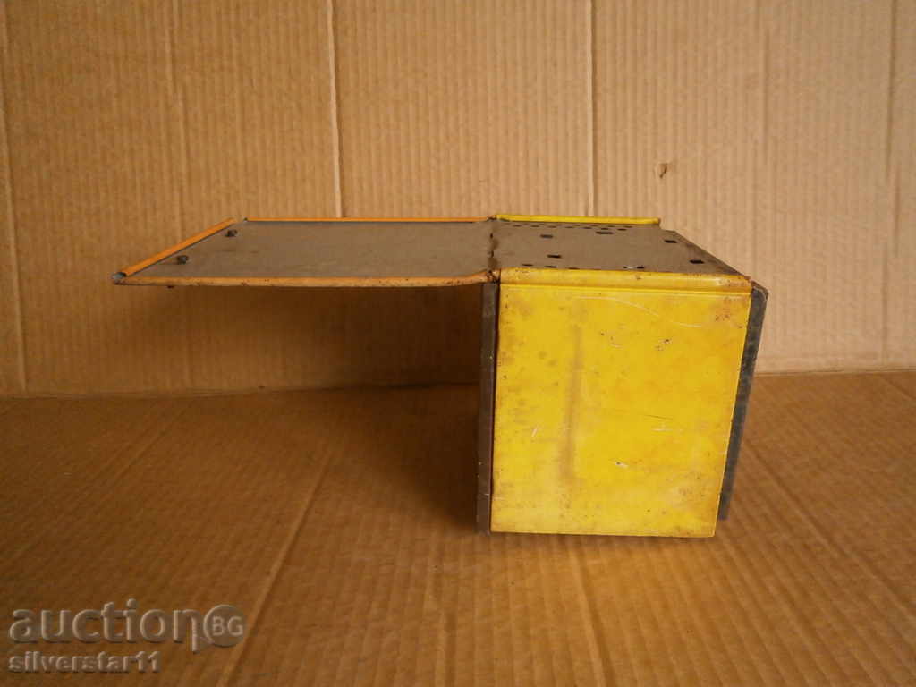 an old sheet metal toy lot - 7 an old sheet metal toy lot - 7