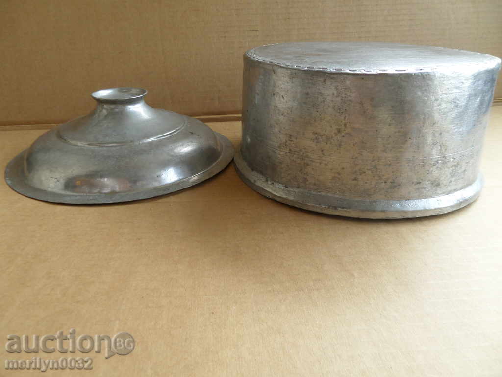Auction An old tinned pot, a baker's copper pot with lid Auction An old tinned pot, a baker's copper pot with lid
