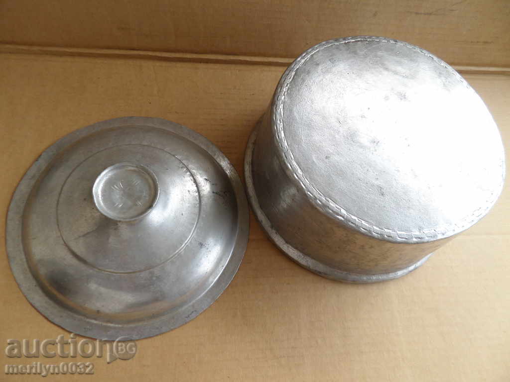 Delivery of An old tinned pot, a baker's copper pot with lid Delivery of An old tinned pot, a baker's copper pot with lid