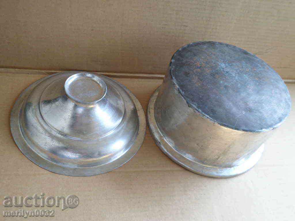 Auction An old tinned pot, a baker's copper pot with lid Auction An old tinned pot, a baker's copper pot with lid