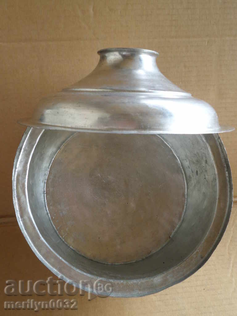 Delivery of An old tinned pot, a baker's copper pot with lid Delivery of An old tinned pot, a baker's copper pot with lid