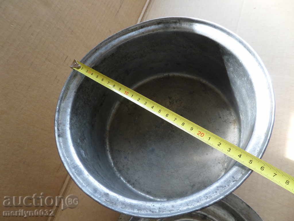 Auction An old tinned pot, a baker's copper pot with lid Auction An old tinned pot, a baker's copper pot with lid