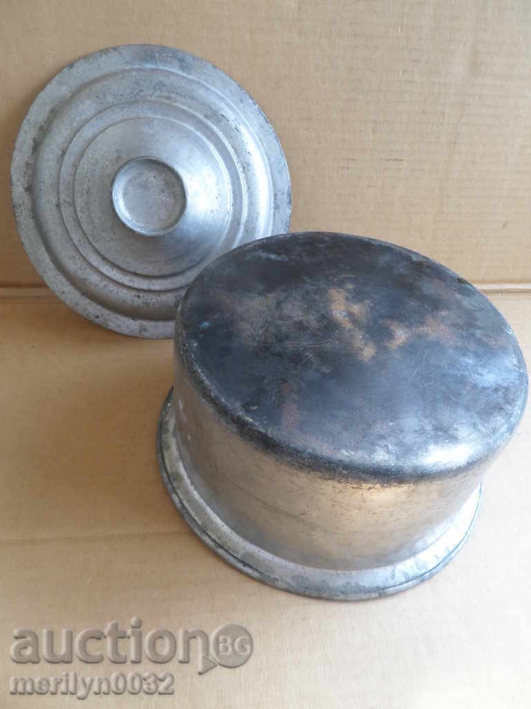 Delivery of An old tinned pot, a baker's copper pot with lid Delivery of An old tinned pot, a baker's copper pot with lid