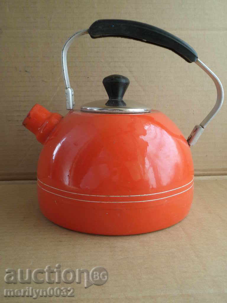 Емайлиран чайник от соца, съд с емайл, СССР с цена 34.00 лв. | € 17.38 Емайлиран чайник от соца, съд с емайл, СССР с цена 34.00 лв. | € 17.38