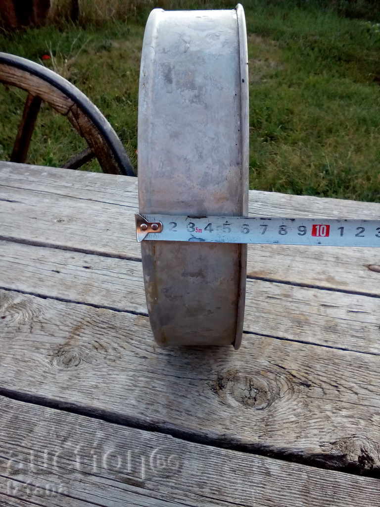 Auction  Aluminum form for cake