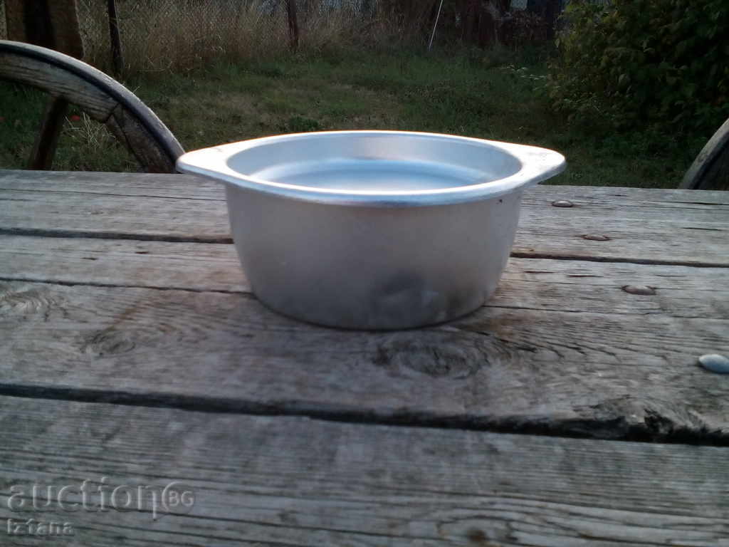 Aluminum pans, kettles Aluminum pans, kettles