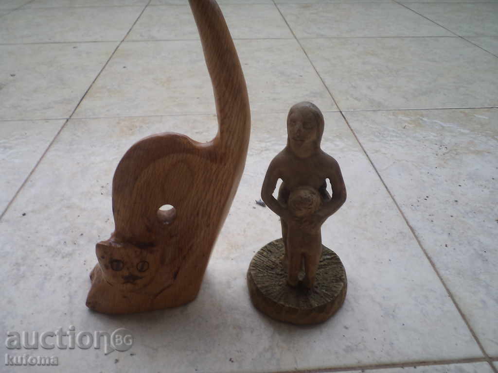 2 дървени статуетки