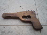 pistol de lemn