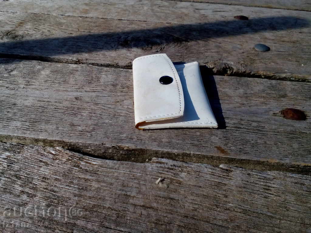 Portofel din piele cu preț 5.00 BGN | € 2.56 Portofel din piele cu preț 5.00 BGN | € 2.56