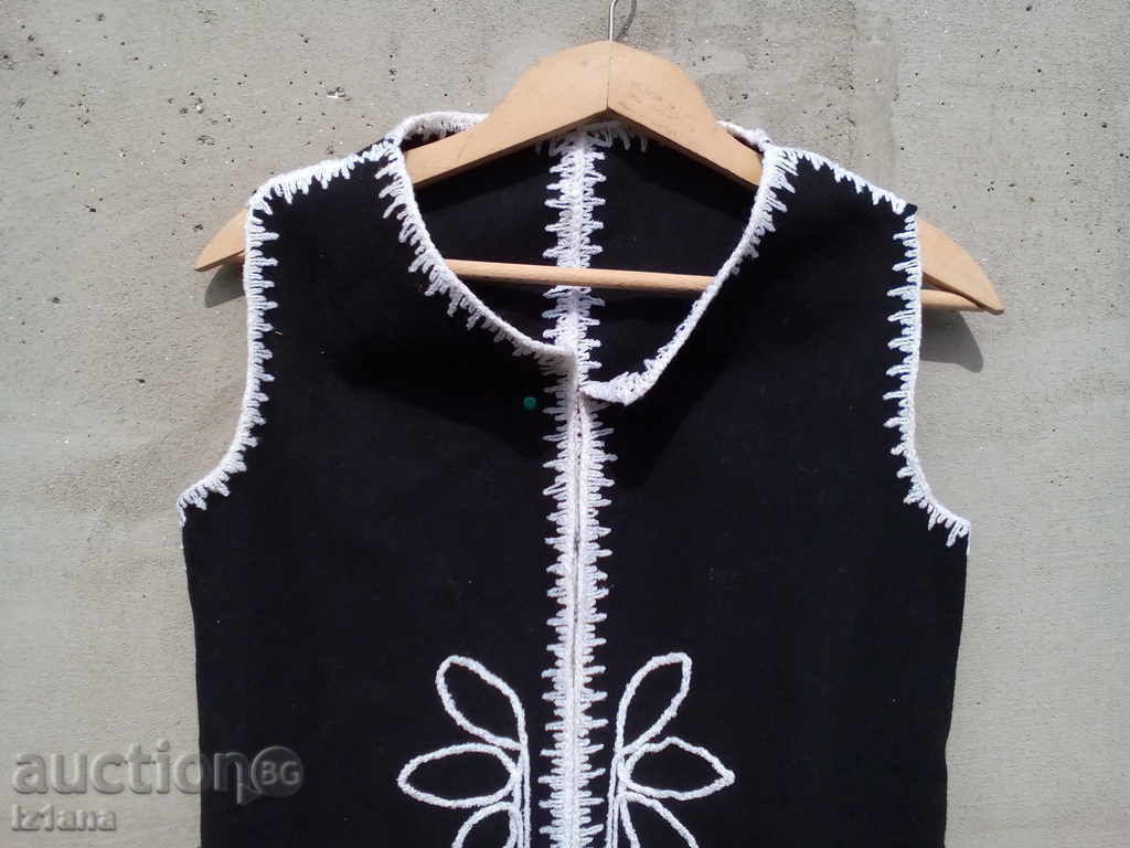 vesta vechi cu preț 55.00 BGN | € 28.12