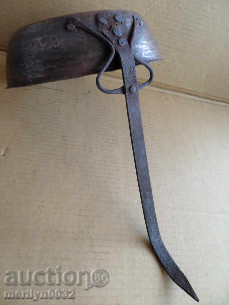 Auction An old copper pan, a baker, a tray, a copper pot Auction An old copper pan, a baker, a tray, a copper pot