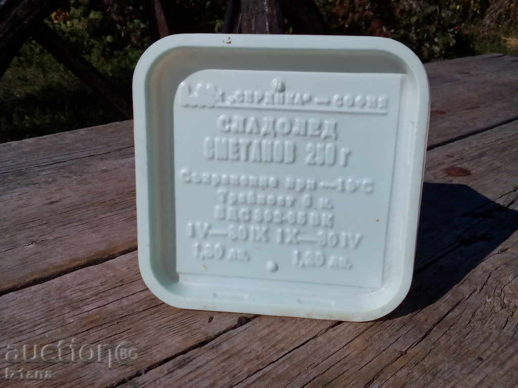 Delivery of Ice cream box Delivery of Ice cream box