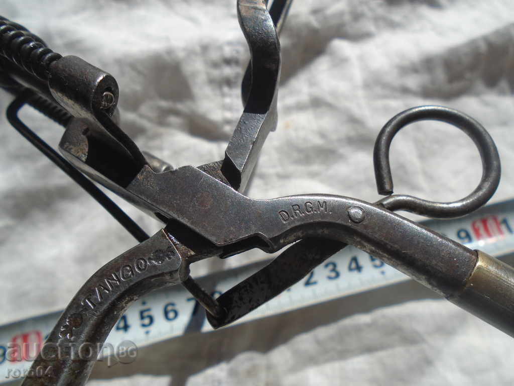 Auction UNIQUE GERMAN HAIR MASK "TANGO" - D.R.G.M. - WW II Auction UNIQUE GERMAN HAIR MASK "TANGO" - D.R.G.M. - WW II