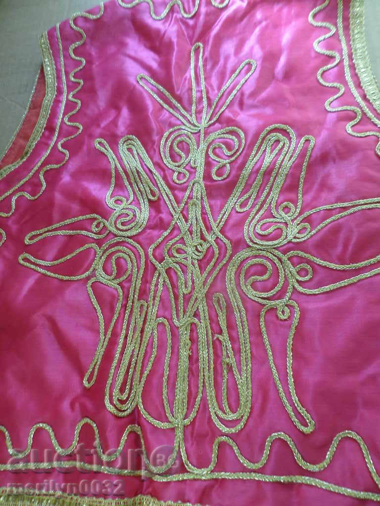 Auction An old tunic, an electric costume, a costume, a shirt, an apron Auction An old tunic, an electric costume, a costume, a shirt, an apron