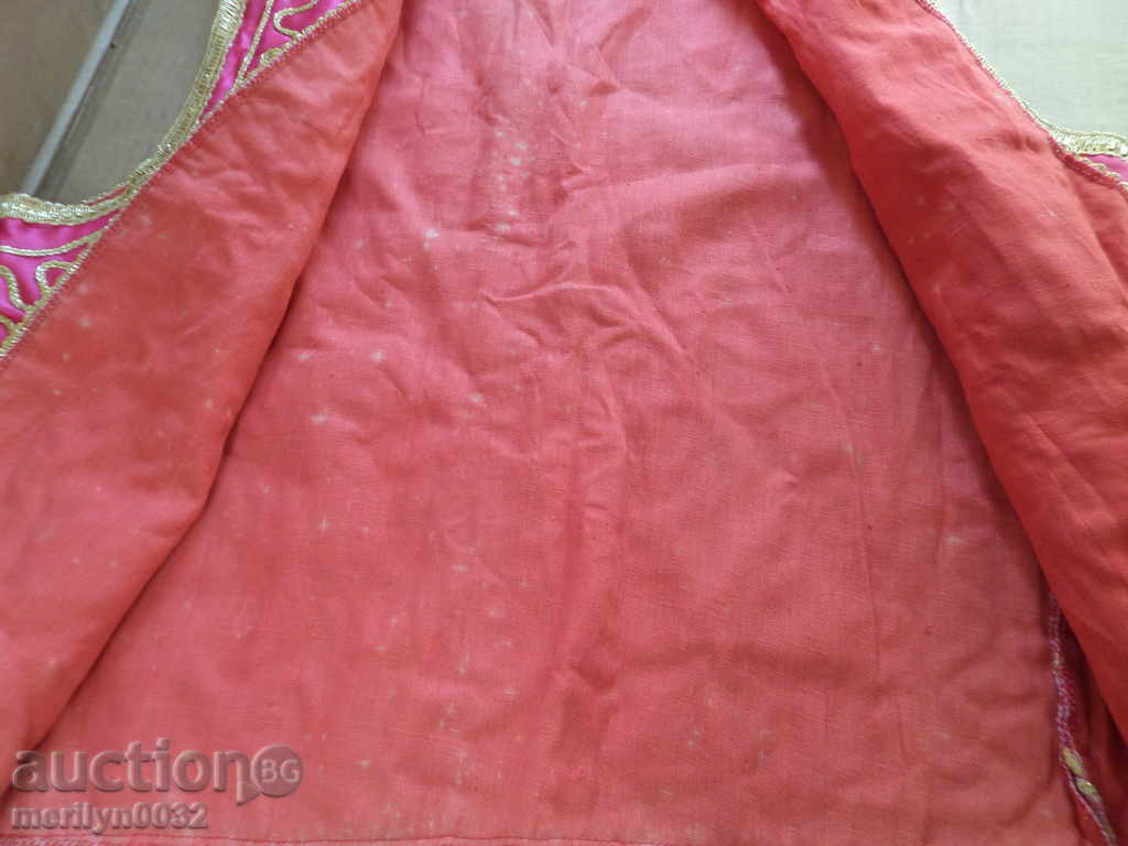 Delivery of An old tunic, an electric costume, a costume, a shirt, an apron Delivery of An old tunic, an electric costume, a costume, a shirt, an apron